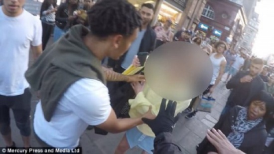«شاهد» حاولَ تصوير الفتاة في وضع غير لائق بالشّارع .. وهذا ما حدث له! «شاهد» حاولَ تصوير الفتاة في وضع غير لائق بالشّارع .. وهذا ما حدث له!