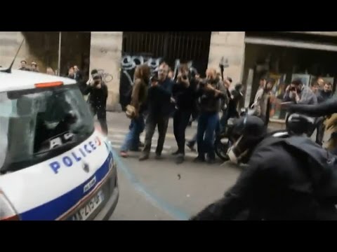 “فيديو”: شاهد ردة فعل شرطي فرنسي أحرق متظاهرون سيارته واعتدوا عليه “فيديو”: شاهد ردة فعل شرطي فرنسي أحرق متظاهرون سيارته واعتدوا عليه