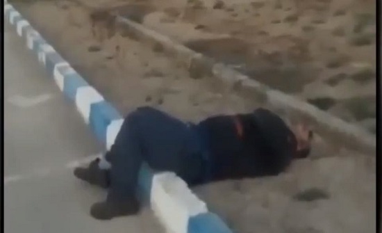 مشهد مروع لمصاب بكورونا في أحد شوارع إيران (فيديو)
