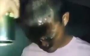 شرطي يضبط شابا يكتب على الجدران فيعاقبه برش وجهه