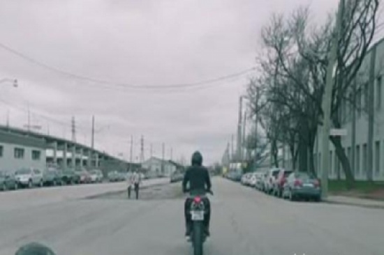 شاهد.. هل هذا أكثر سائق دراجة محظوظ في العالم