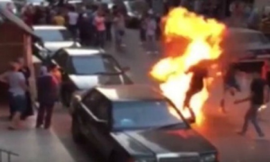 شاهد..  شاب تحوّل إلى كتلة نار وهو يرقص للعروسين