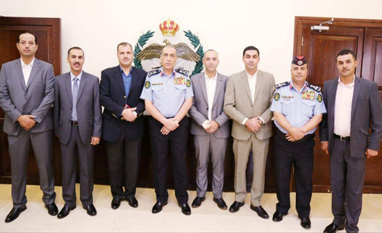 الحمود يكرّم عددا من رجال الامن المميزين الحمود يكرّم عددا من رجال الامن المميزين