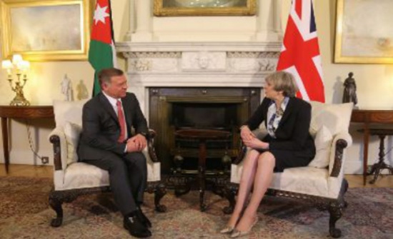 الملك يجري مباحثات مع رئيسة الوزراء البريطانية في لندن