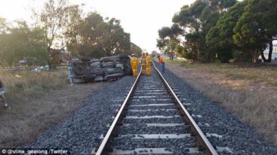 شاهد.. راكب دراجة ينجو من الموت بأعجوبة