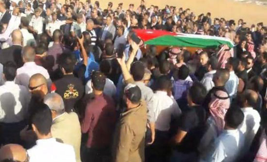 مادبا: تشييع جثمان اللواء الحنيني وعشيرته تمنح عطوة أمنية مادبا: تشييع جثمان اللواء الحنيني وعشيرته تمنح عطوة أمنية
