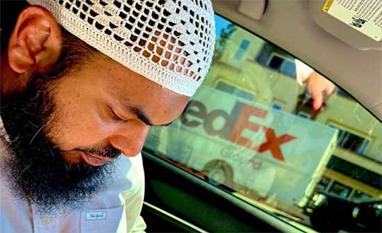 وصفه بأنه “إرهابي”.. شاب أمريكي يطعن إمامًا مسلمًا في كاليفورنيا (فيديو) وصفه بأنه “إرهابي”.. شاب أمريكي يطعن إمامًا مسلمًا في كاليفورنيا (فيديو)