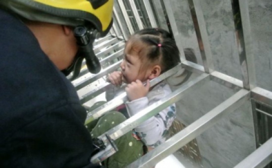 رأس طفلة يحميها من السقوط بعد أن علقت بين القضبان