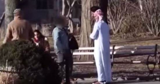 فيديو: أمريكي يغازل فتاة فرفضته ثم عاد وارتدى زي خليجي وتحدث بالعربية.. شاهد ردة فعلها! فيديو: أمريكي يغازل فتاة فرفضته ثم عاد وارتدى زي خليجي وتحدث بالعربية.. شاهد ردة فعلها!