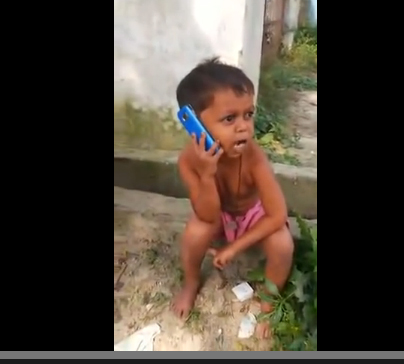 طفل هندي يتكلم بالهاتف