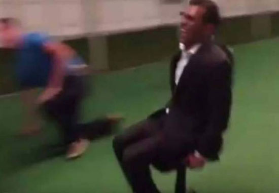 فيديو| رئيس دولة سابق يلعب بالكراسي بعد أن أطاح به انقلاب عسكري