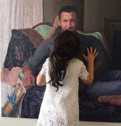 كاظم الساهر يتلقى قبلته الأولى كاظم الساهر يتلقى قبلته الأولى