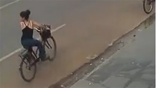 شاهد.. فتاة تنجو بأعجوبة من حادث مروع