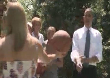 اوباما يلعب كره السلة