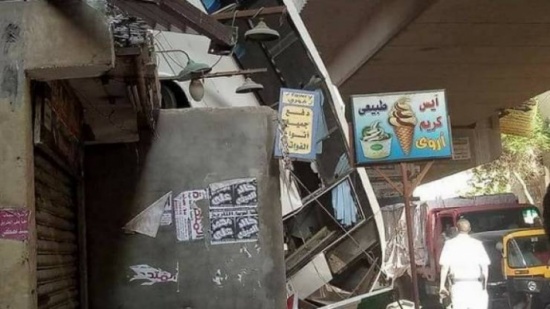 صور صادمة.. حافلة تسقط وتتعلق بركابها فوق منزل بمصر صور صادمة.. حافلة تسقط وتتعلق بركابها فوق منزل بمصر