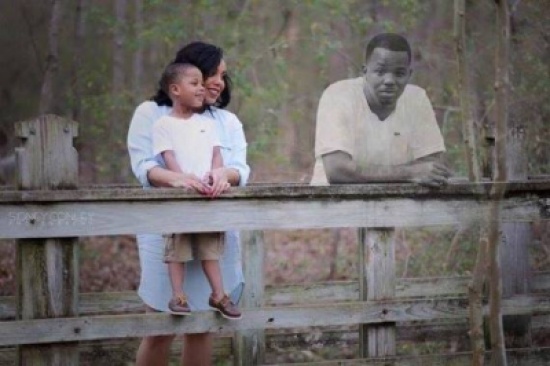 شاهد: تخليداً لذكراه.. أمريكية تلتقط صوراً مع ابنها وزوجها الراحل