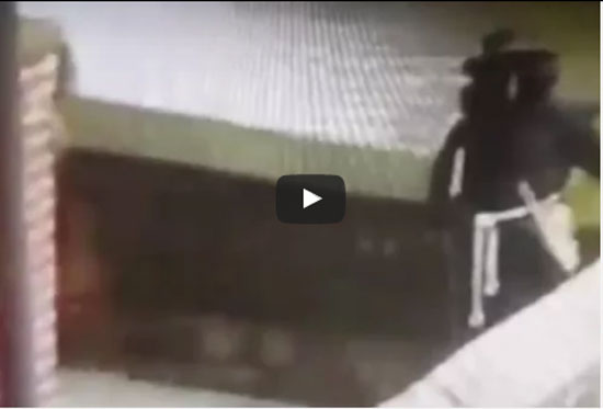 بالفيديو.. “طبيب الطاعون” يسير بحركات آلية في شوارع بريطانيا