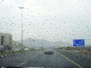 هطول مطري غزير في الكرك وإربد.. وثلوج كثيفة في المزار الجنوبي