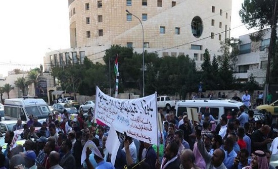 موظفو بلدية القويرة ووادي عربة يعتصمون لتحسين اوضاعهم