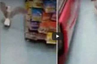 صاحب متجر يمسك أغرب سارق