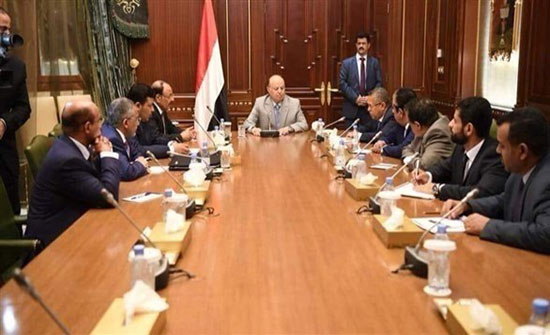 الرئيس اليمني يعقد اجتماعاً طارئاً لمناقشة تدهور العملة