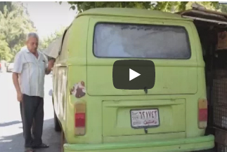 بالفيديو: سوري يعيش مع أسرته في سيارة!