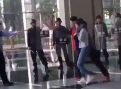 لحظة إنقاذ فتاة من شاب حاول قتلها (فيديو)