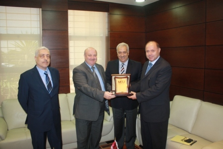 بحث التعاون بين جامعتي الشرق  الاوسط و الجنان