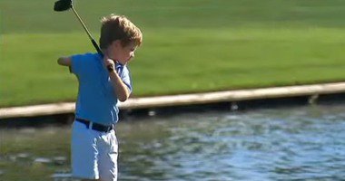 طفل بيد واحدة يثبت براعته فى لعب الجولف
