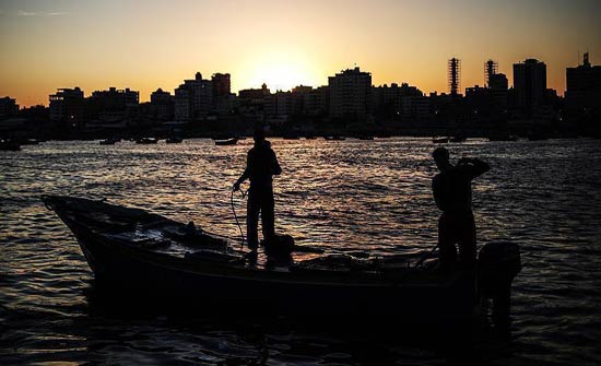 البحرية الإسرائيلية تعتقل اثنين من صيادي الأسماك في غزة البحرية الإسرائيلية تعتقل اثنين من صيادي الأسماك في غزة