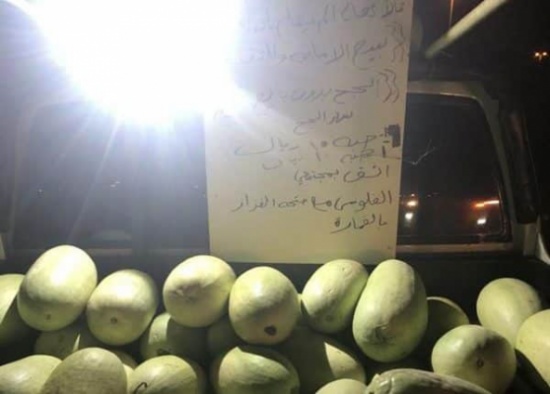 بائع يلجأ لطريقة مختلفة لبيع البطيخ في المدينة.. شاهد ماذا كتب على لافتة لجذب الزبائن! بائع يلجأ لطريقة مختلفة لبيع البطيخ في المدينة.. شاهد ماذا كتب على لافتة لجذب الزبائن!