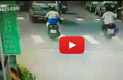 سيارة طائرة كادت تفصل رأس سائق دراجة نارية