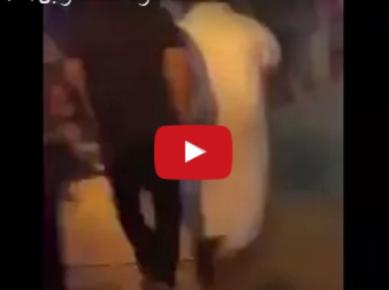 فيديو| هذا ما حدث لرجل بعد خروجه من المسجد!!