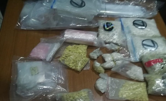 صور - معان : القبض على مطلوب خطير بحوزته مخدرات واسلحة صور - معان : القبض على مطلوب خطير بحوزته مخدرات واسلحة