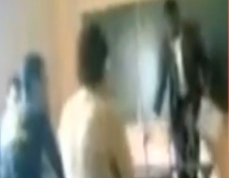 بالفيديو.. تلاميذ يقذفون مدرسا بالكراسي داخل الفصل