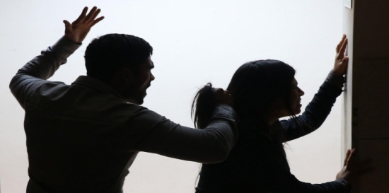 الإمارات.. امرأة تطلب إطلاق سراح زوجها الخليجي بعد أن ضربها بشراسة الإمارات.. امرأة تطلب إطلاق سراح زوجها الخليجي بعد أن ضربها بشراسة