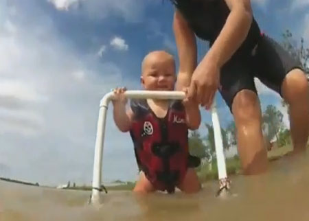 طفل يتعلم التزلج