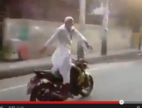 عجوز فنان قيادة