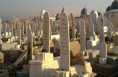 مسؤول مصري يفتح قبر والديه وينام بجوارهما