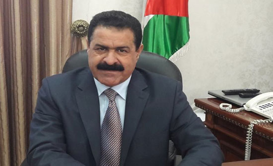 محافظ البلقاء يتفقد عددا من الدوائر الحكومية