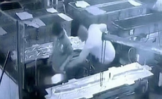 بالفيديو: مدير هندي أراد ممازحة عامل فقتله