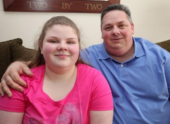 فيديو .. أعرض لسان يُدخل أب وابنته موسوعة غينيس