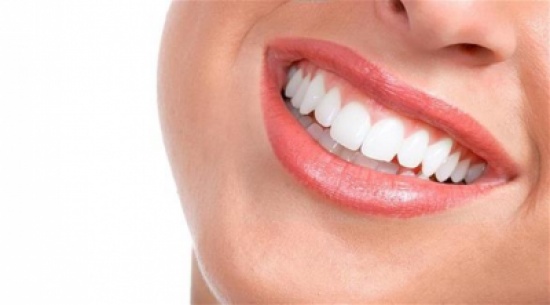8 وسائل طبيعية للحفاظ على بياض ولمعان الأسنان 8 وسائل طبيعية للحفاظ على بياض ولمعان الأسنان