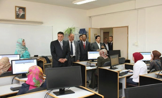 الزعبي يتفقد قاعات الامتحان الشامل الزعبي يتفقد قاعات الامتحان الشامل