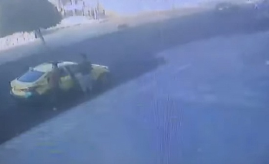 الأردن : شخصان يجبران طفلاً على الصعود بسيارة تاكسي بالقوة .. والشرطة تحقق الأردن : شخصان يجبران طفلاً على الصعود بسيارة تاكسي بالقوة .. والشرطة تحقق