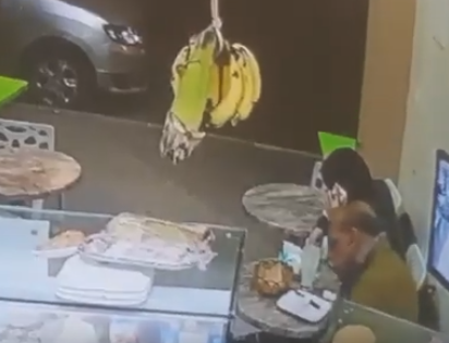 لقطات صادمة للص يعتدي على امرأة ويسرق هاتفها (فيديو)