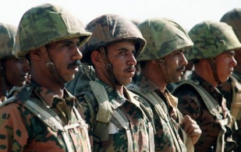 بالفيديو.. مجند يرفض أوامر للاعتداء على مؤيدي مرسي بالفيديو.. مجند يرفض أوامر للاعتداء على مؤيدي مرسي
