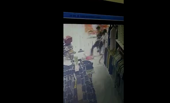 بالفيديو : رجل صيني يضرب فتاة بطريقة عنيفة