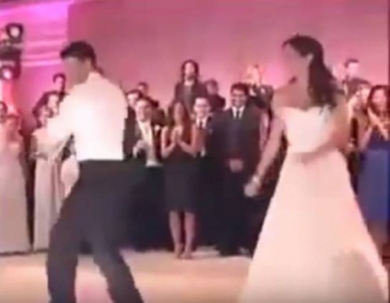 فيديو| رقصة مجنونة تشعل حفل زفاف عروسان فيديو| رقصة مجنونة تشعل حفل زفاف عروسان