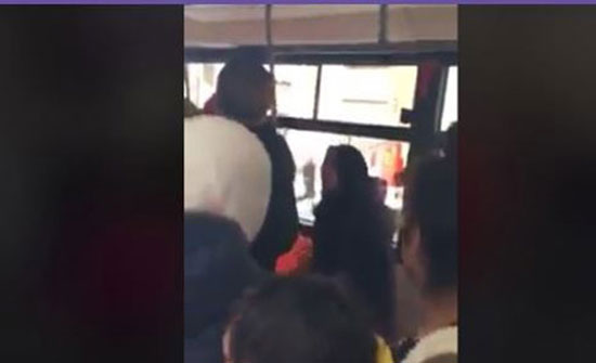 مشاجرة عنيفة بين النساء داخل حافلة (فيديو) مشاجرة عنيفة بين النساء داخل حافلة (فيديو)